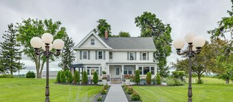 Fire Pits, Views & Yard: Luxe Mt Horeb Getaway!