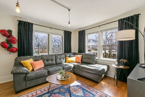 Smart-TV, Tischfußball, Bücher, Arbeitsbereiche