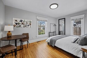 6 habitaciones, escritorio y tabla de planchar con plancha 