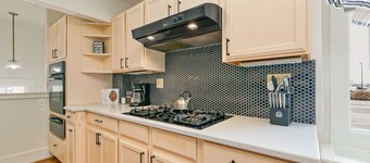 Mulberry Group Retreat - Hot Tub, Foosball, Bikes