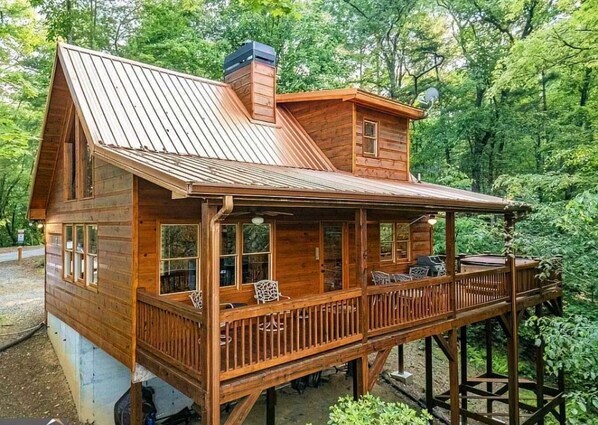 Exterior - BLACK BEARS CROSSING: PET FRIENDLY, COZY CABIN WITH HOT TUB IN BLUE RIDGE, GA (Blue Ridge)