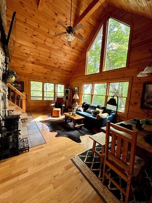 Smart TV, fireplace, books - BLACK BEARS CROSSING: PET FRIENDLY, COZY CABIN WITH HOT TUB IN BLUE RIDGE, GA (Blue Ridge)