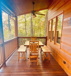 Outdoor dining - BLACK BEARS CROSSING: PET FRIENDLY, COZY CABIN WITH HOT TUB IN BLUE RIDGE, GA (Blue Ridge)
