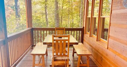BLACK BEARS CROSSING: PET FRIENDLY, COZY CABIN WITH HOT TUB IN BLUE RIDGE, GA