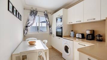 Een koelkast, een microgolfoven, een oven, een kookplaat