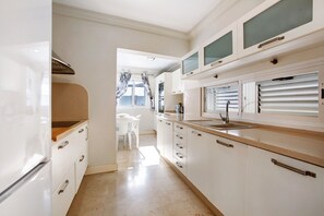 Fridge, microwave, oven, stovetop - Vacation Home 'Preciosa' with Mountain View, Wi-Fi and Air Conditioning (Tahiche)