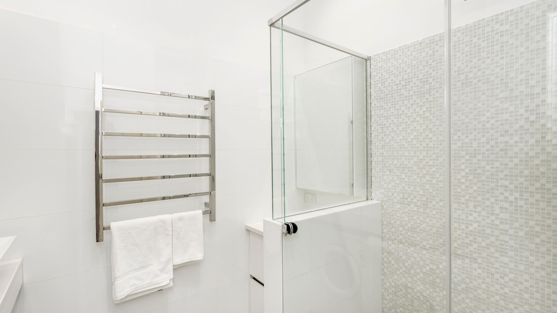 Douche, sèche-cheveux, serviettes fournies