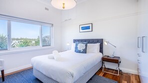 2 bedrooms, iron/ironing board, free WiFi, bed sheets - Cottesloe Beach Deluxe Apartment (Cottesloe)