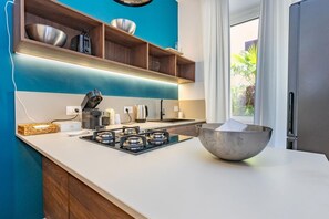 Een koelkast, een vaatwasser, een broodrooster, eettafels