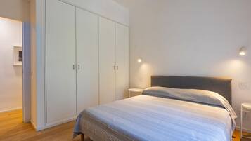 4 habitaciones y tabla de planchar con plancha