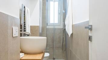 Regadera, bidet, toallas, shampoo