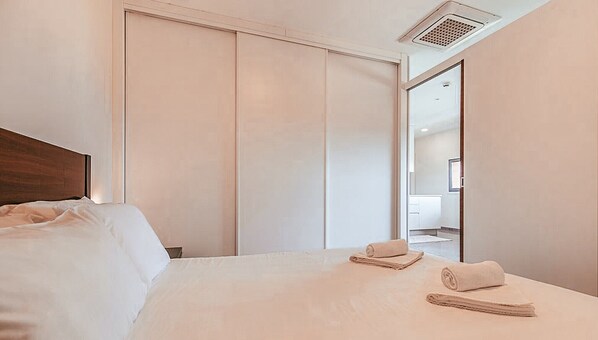 1 chambre, fer et planche à repasser, Wi-Fi gratuit, draps fournis