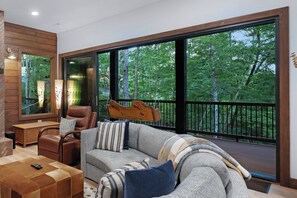 Smart-TV, Kamin, Videospiele, Arbeitsbereiche