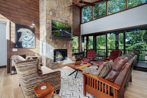 تلفزيون ذكي، مدفأة، ألعاب فيديو، مكتب