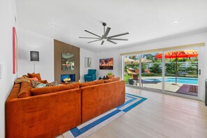 Smart TV, fireplace