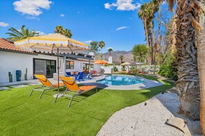 A heated pool - Sunshine Days Modern Palm Springs Oasis w/ Private Pool, Spa heat included (Palm Springs)