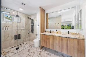 Dusche, Haartrockner, Handtücher