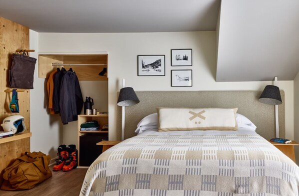 Iron/ironing board, free WiFi, bed sheets