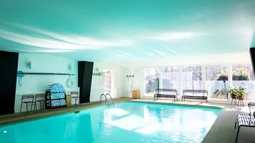 Una piscina cubierta, una piscina climatizada