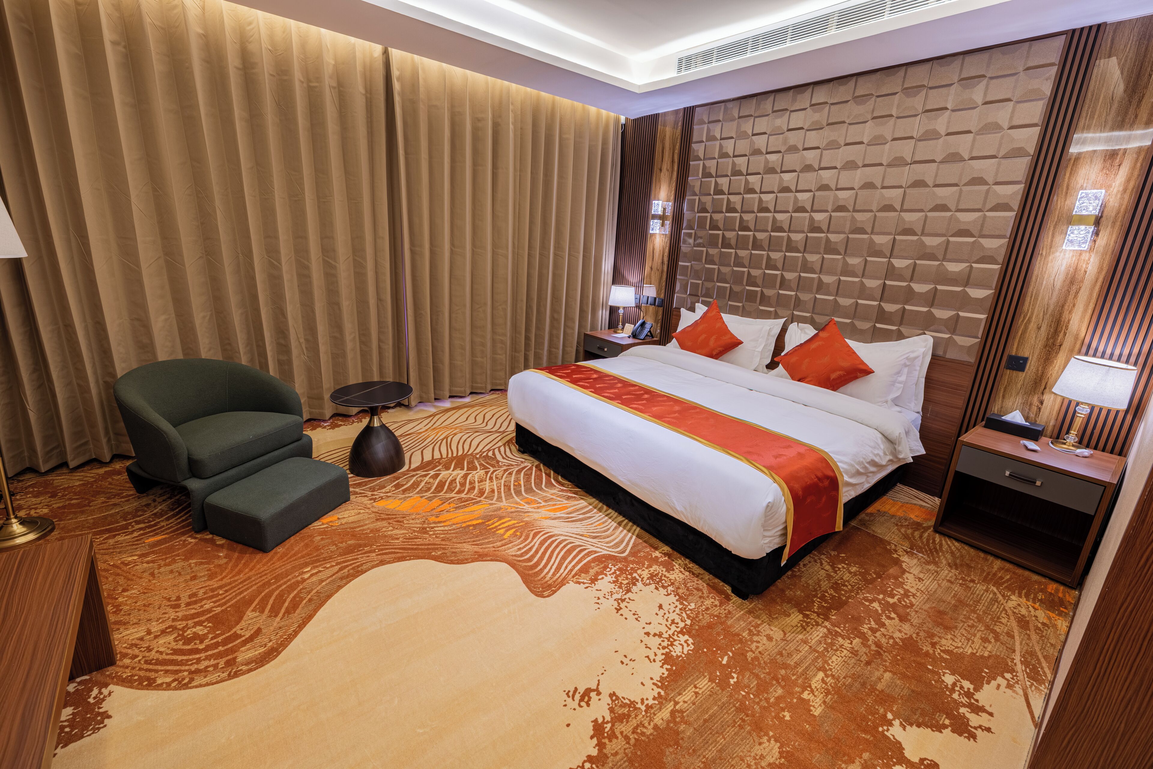 Economy Suite | Egyptian cotton sheets, premium bedding, pillow-top beds, minibar