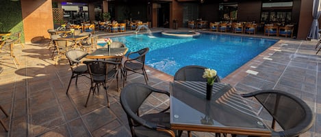 Una piscina al aire libre, cabañas de piscina gratuitas, sombrillas