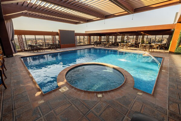 Piscine extérieure, cabanons gratuits, parasols de plage