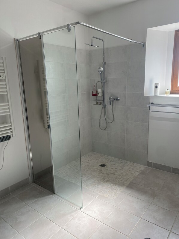 Dusche, Haartrockner, Handtücher, Seife