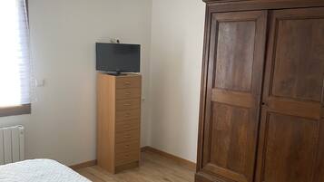 Iron/ironing board, WiFi, bed sheets, wheelchair access