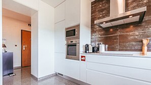 電子レンジ、食器洗い機、コーヒー / ティーメーカー、調理器具と食器