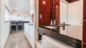 Shower, towels - Trendy Apartment River View By Gthouse (Lisbon)