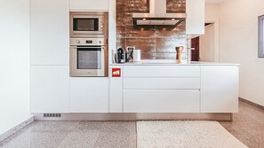 電子レンジ、食器洗い機、コーヒー / ティーメーカー、調理器具と食器