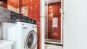 電子レンジ、食器洗い機、コーヒー / ティーメーカー、調理器具と食器