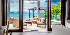 TV - Oceanview 4 BedRoom Steps from Ffryes Beach - Lavish and Family Friendly! (Urlings)