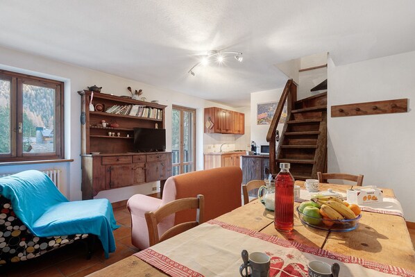 Dining - Apartment 'Gigi E Laura' with Mountain View, Balcony and Wi-Fi (Lillaz)