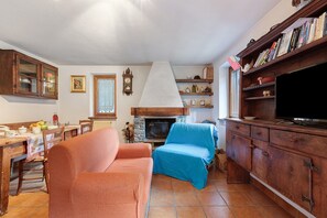 Living area - Apartment 'Gigi E Laura' with Mountain View, Balcony and Wi-Fi (Lillaz)