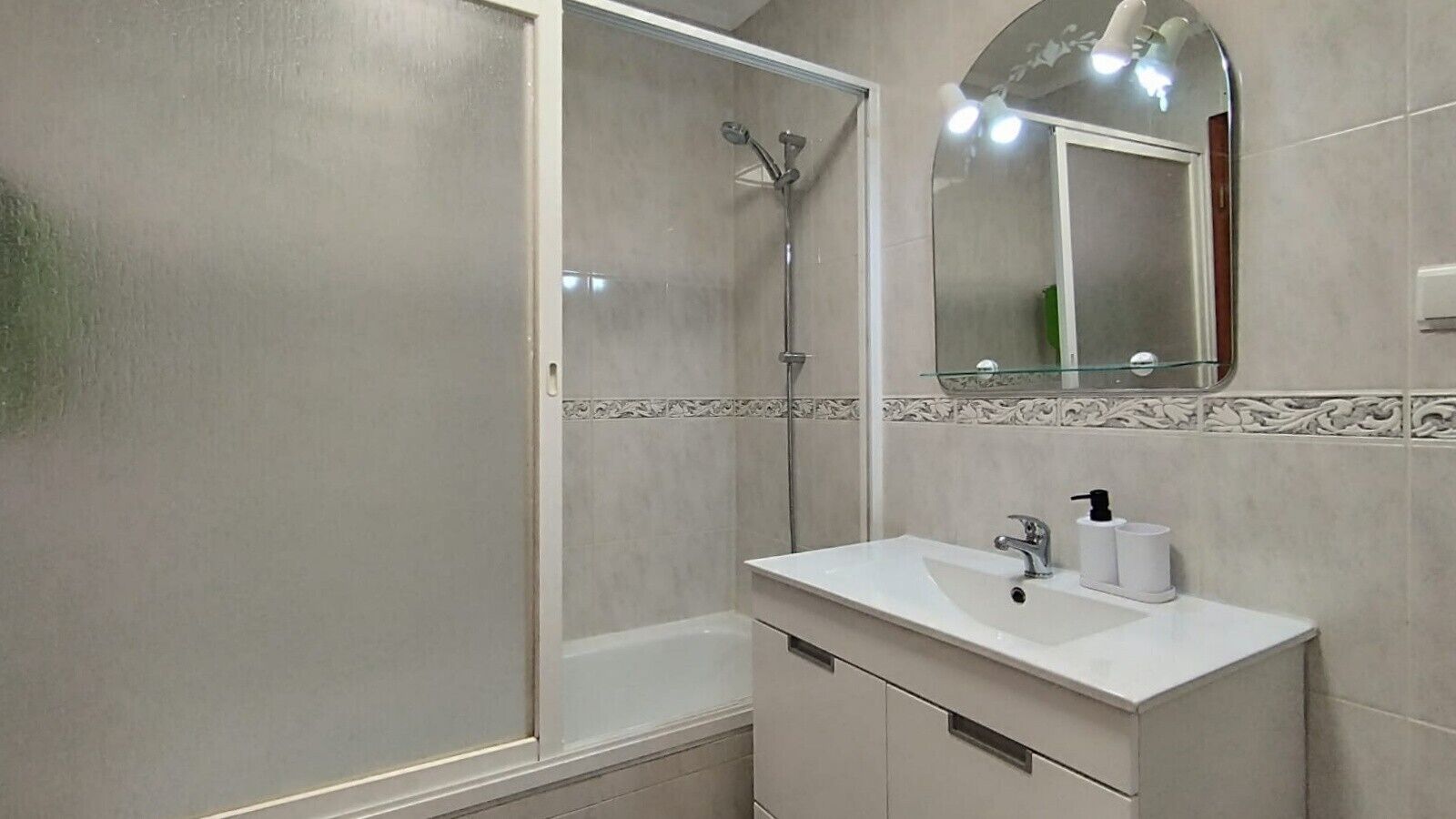 Dusch, hårtork och handdukar