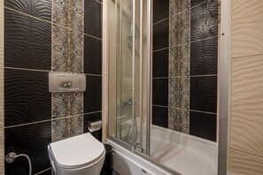 Douche, baignoire à jets, sèche-cheveux, bidet