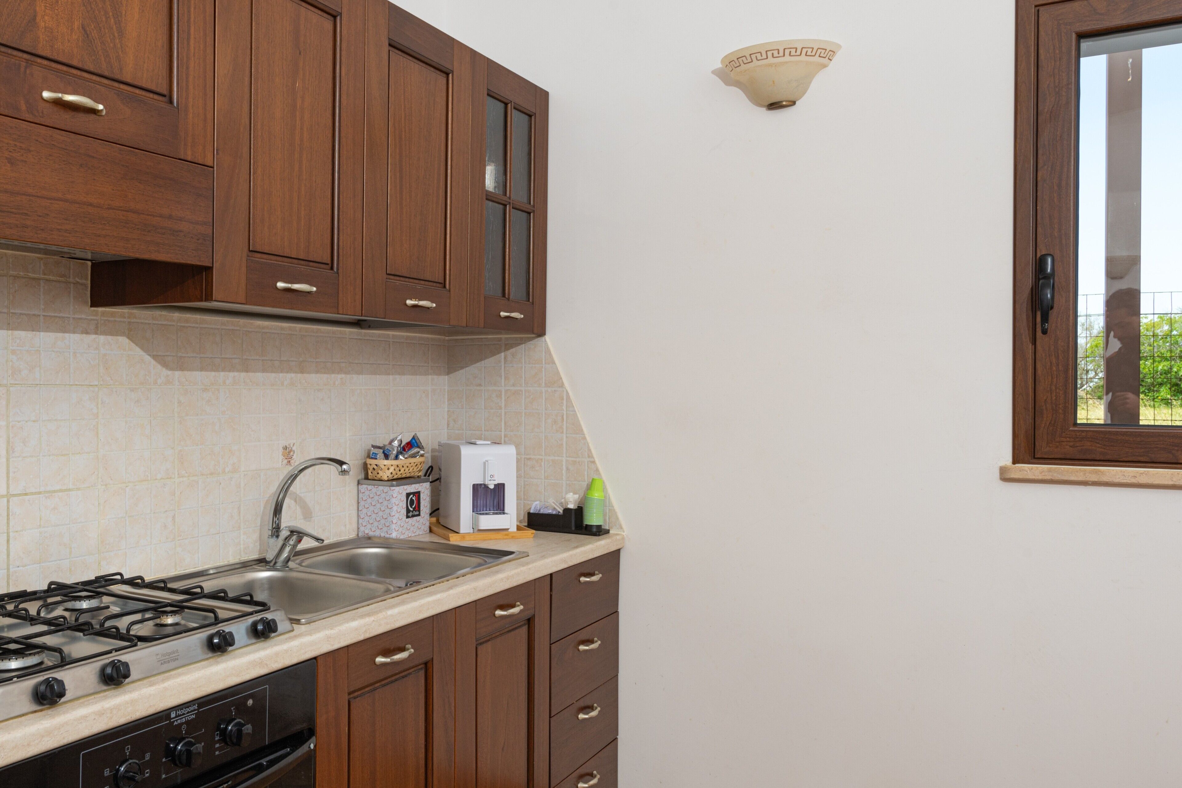 Køleskab, ovn, kogeplade, kaffe-/temaskine