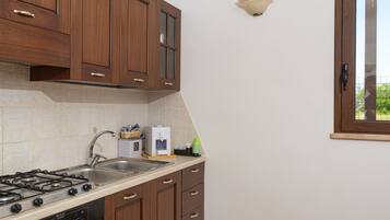 Køleskab, ovn, kogeplade, kaffe-/temaskine