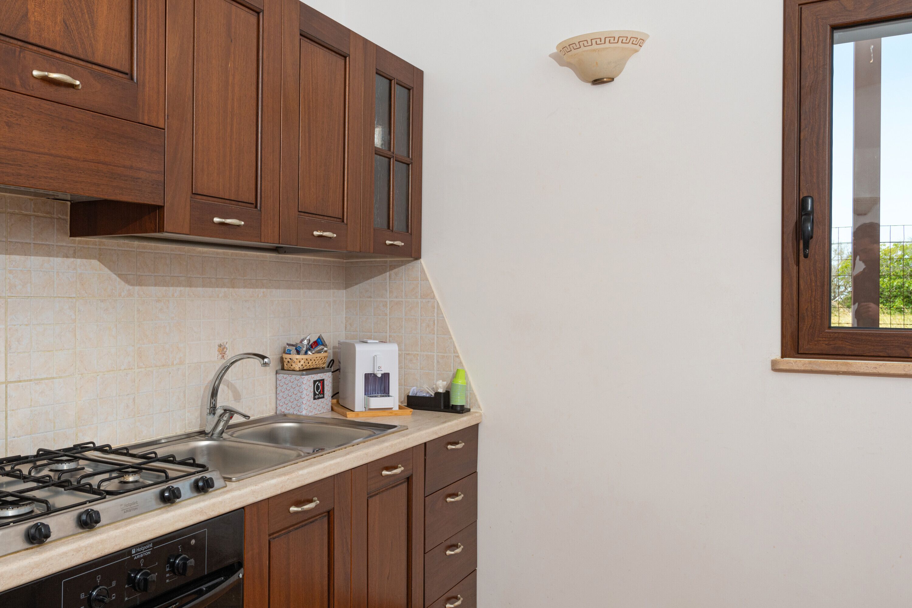 Kühlschrank, Ofen, Herdplatte, Wasserkocher mit Kaffee-/Teezubehör