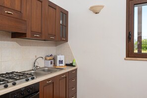 Fridge, oven, stovetop, coffee/tea maker