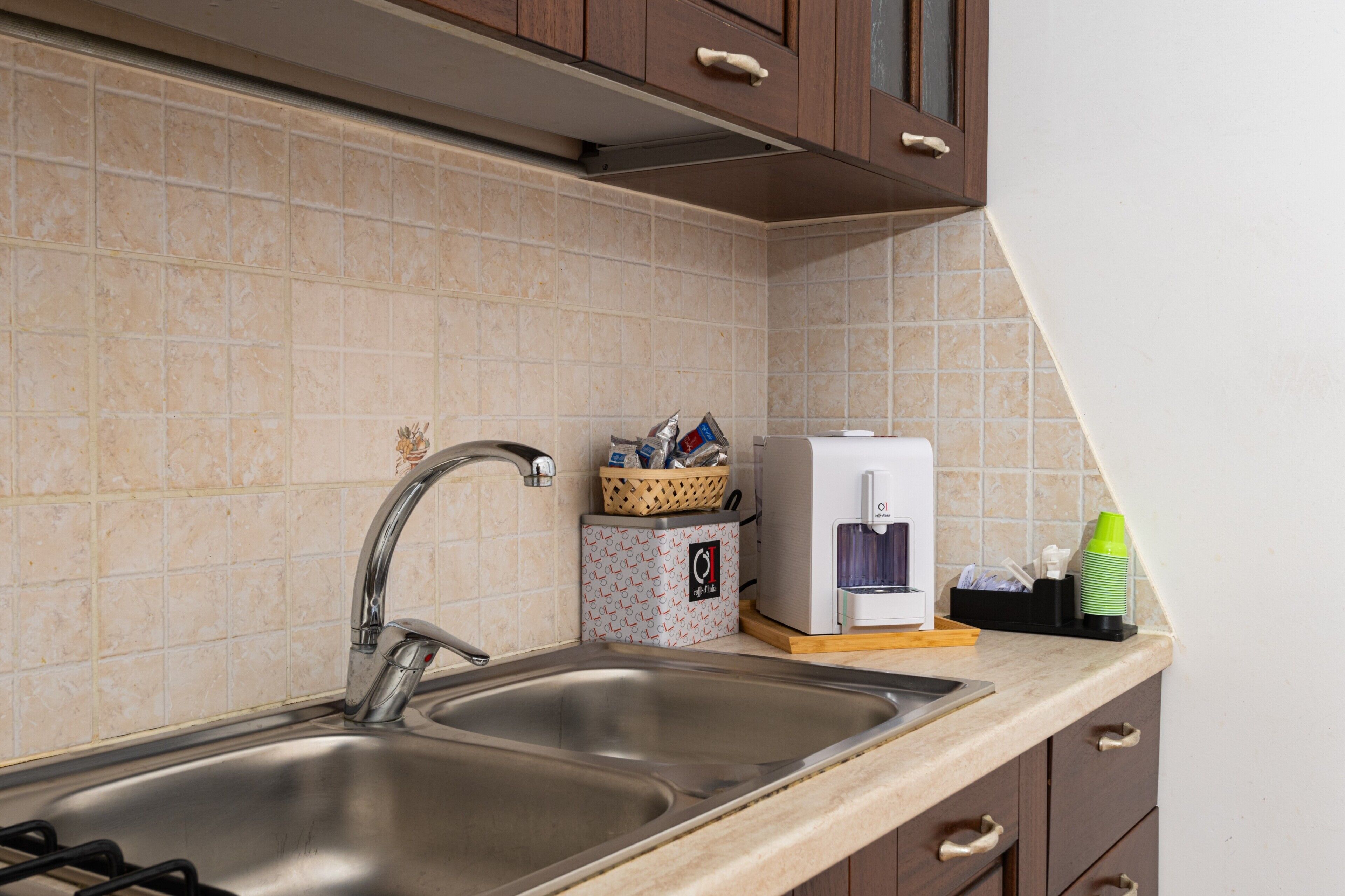 Fridge, oven, stovetop, coffee/tea maker