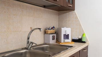 Fridge, oven, stovetop, coffee/tea maker