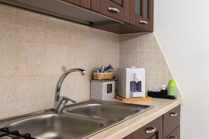 Fridge, oven, stovetop, coffee/tea maker