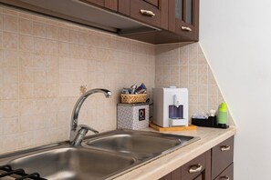 Frigorífic, forn, placa de cuina i cafetera i tetera