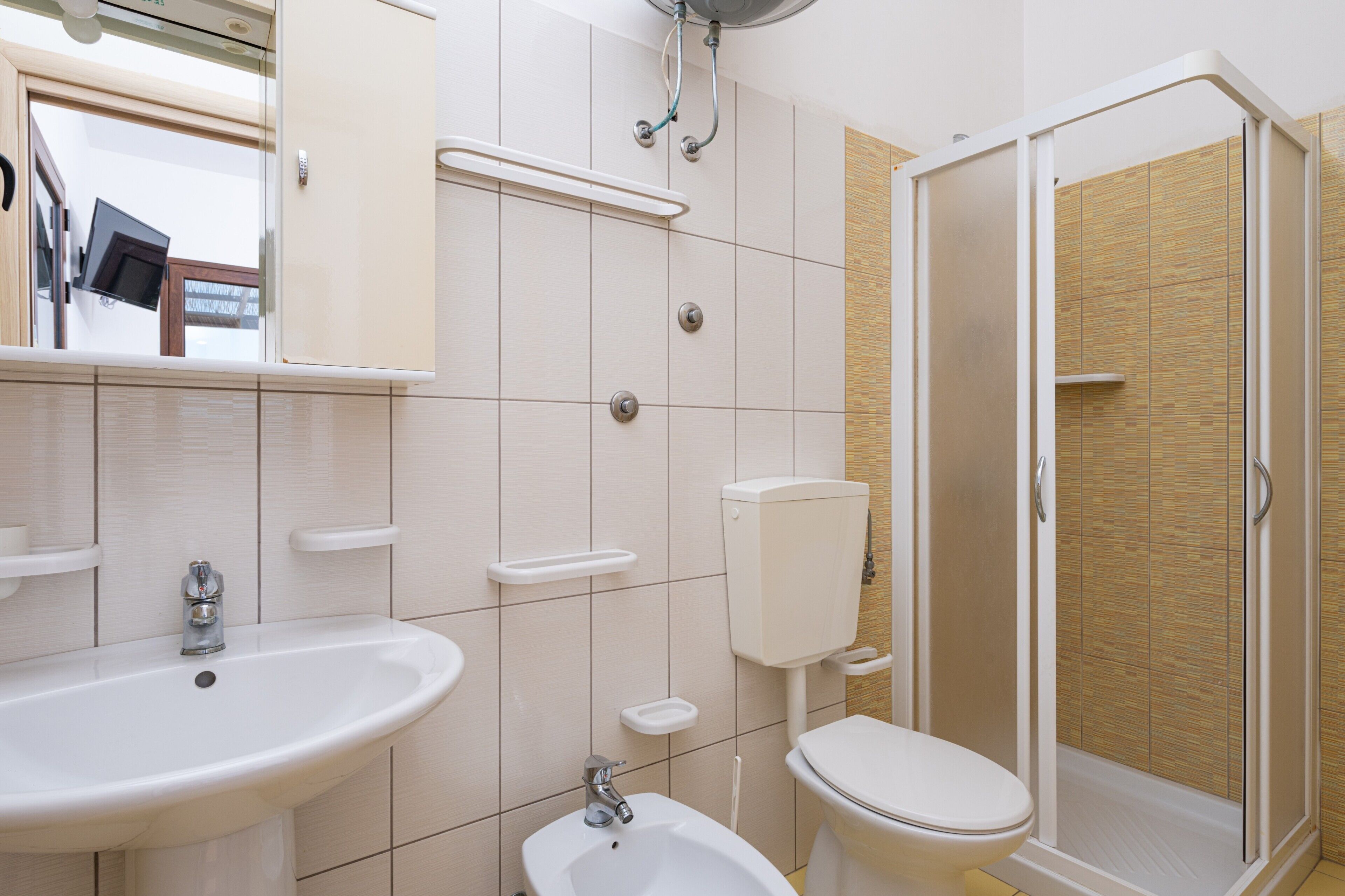 Een douche, een haardroger, handdoeken