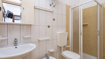 Een douche, een haardroger, handdoeken