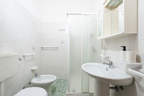 Douche, sèche-cheveux, serviettes fournies