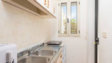 Kühlschrank, Herdplatte, Wasserkocher mit Kaffee-/Teezubehör