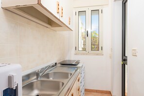 Kjøleskap, kokeplater, kaffetrakter/tekoker og vannkoker